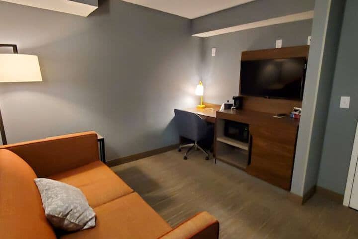 Room 27 of 69