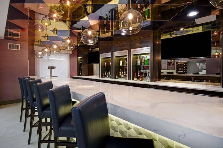 Lounge 41 of 49