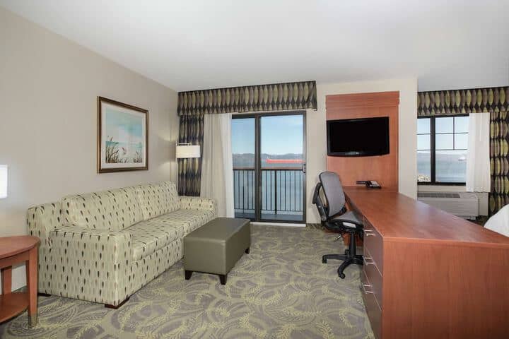 Room 8 of 80