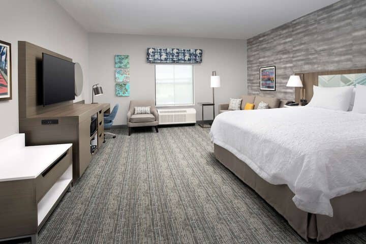 Room 10 of 28